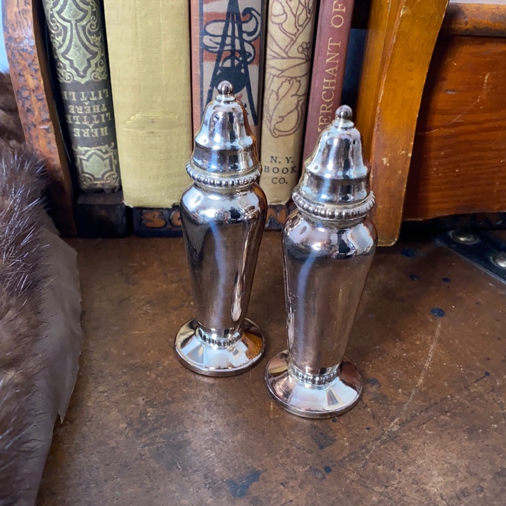 . Vintage Oneida Salt and Pepper Shakers - Silver Plated #44 S+P Shaker Set